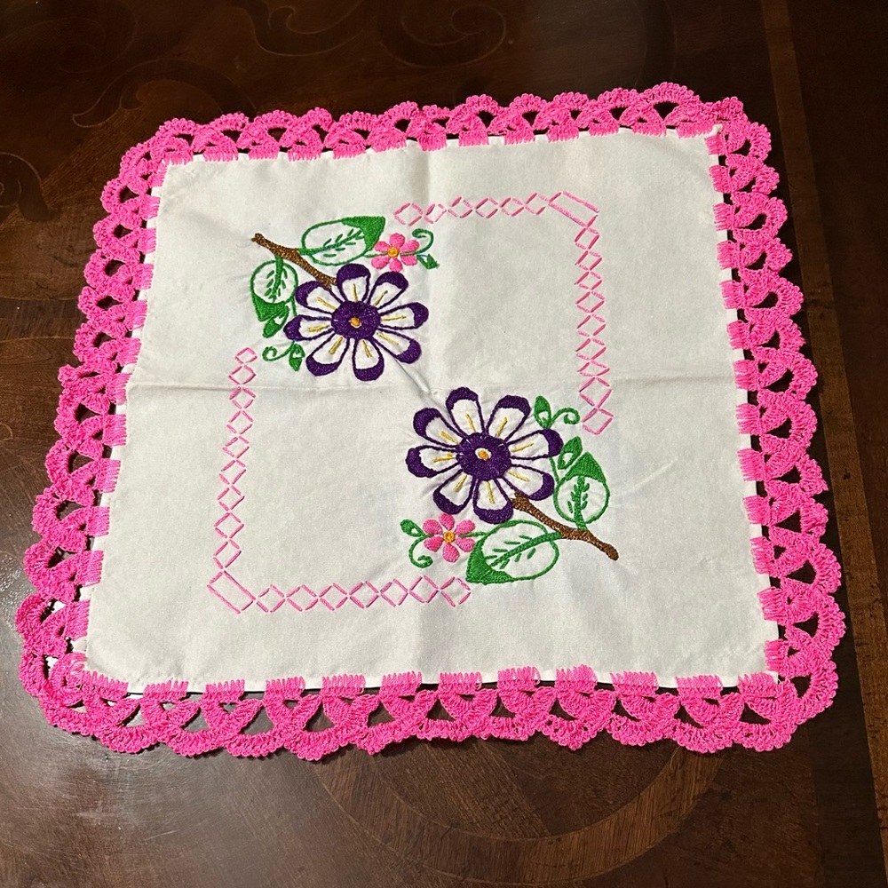 NEW Hand Made Embroidered Mexican Servilleta